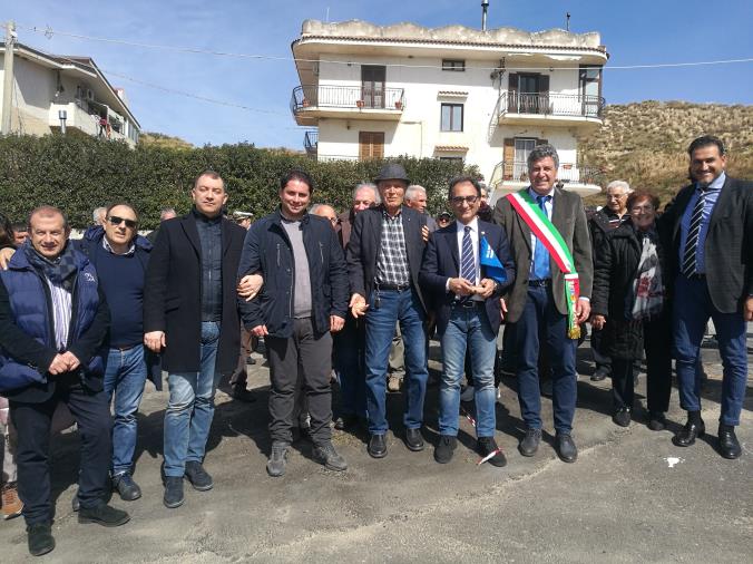 Inaugurata la bretella che collega la frazione di Uria con il centro abitato di Sellia Marina. Abramo: "Il nostro dovere è dare risposte ai cittadini"